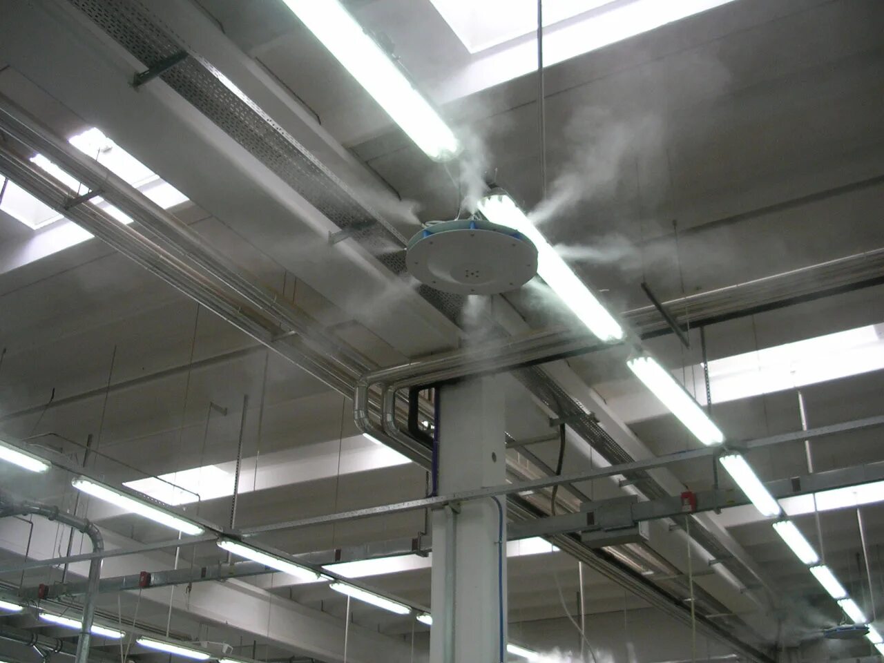 Воздух промышленных помещений. Промышленная система увлажнения воздуха. Форсуночная система увлажнения воздуха. Адиабатический увлажнитель воздуха канальный. Пароувлажнитель воздуха для вентиляции.