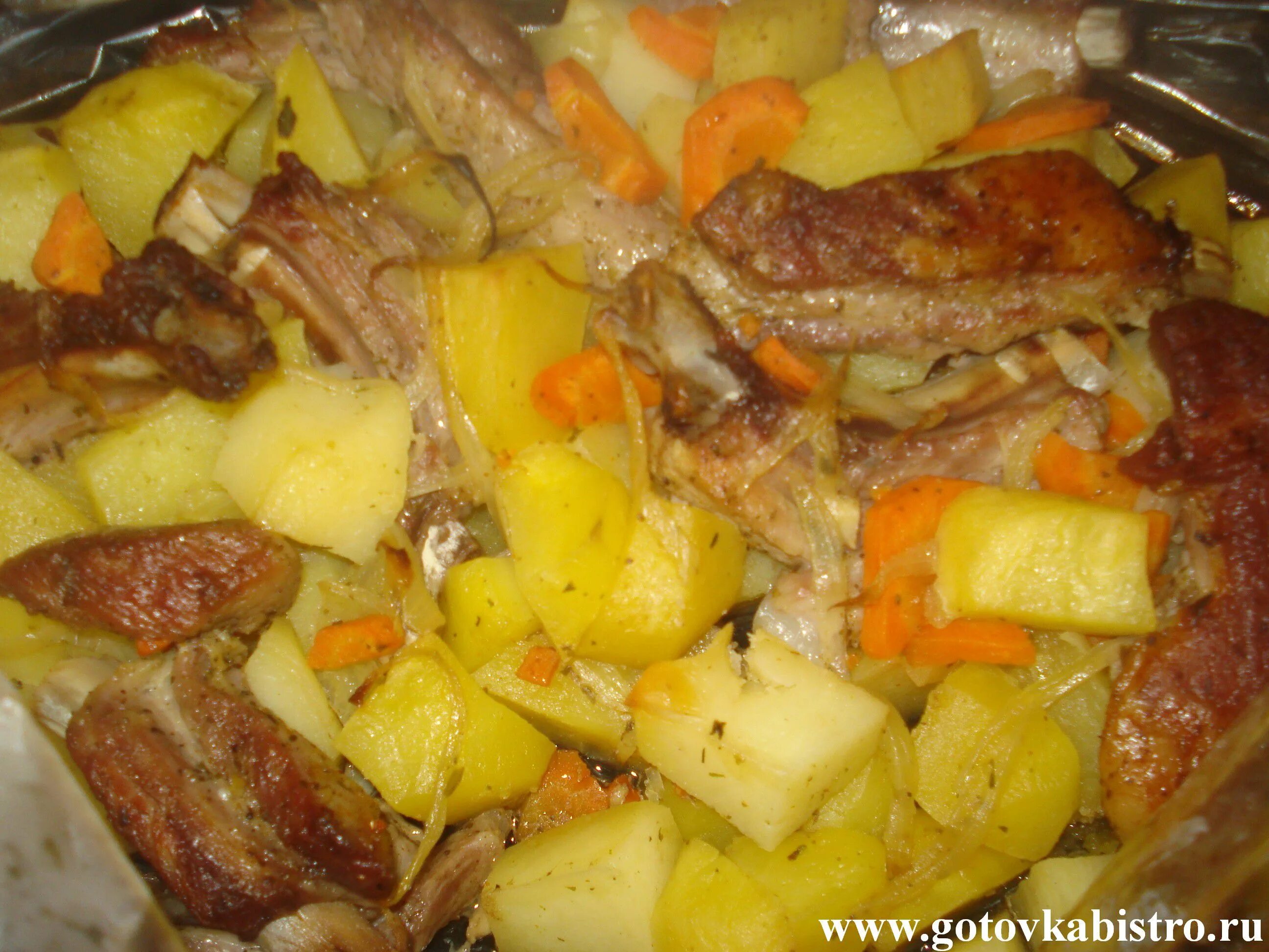 Ребрышки в духовке с овощами в рукаве. Ребрышки с картошкой в рукаве. ребра с картошкой в духовке в рукаве. рёбрышки свиные в духовке с картошкой. картошка с ребрышками в духовке в рукаве.
