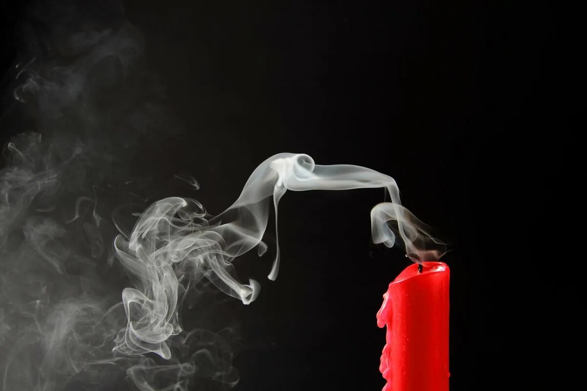 Дым потухшей свечи. Дым от свечки. Свечка потухла. Погасшая свеча. Черный дым от свечки.