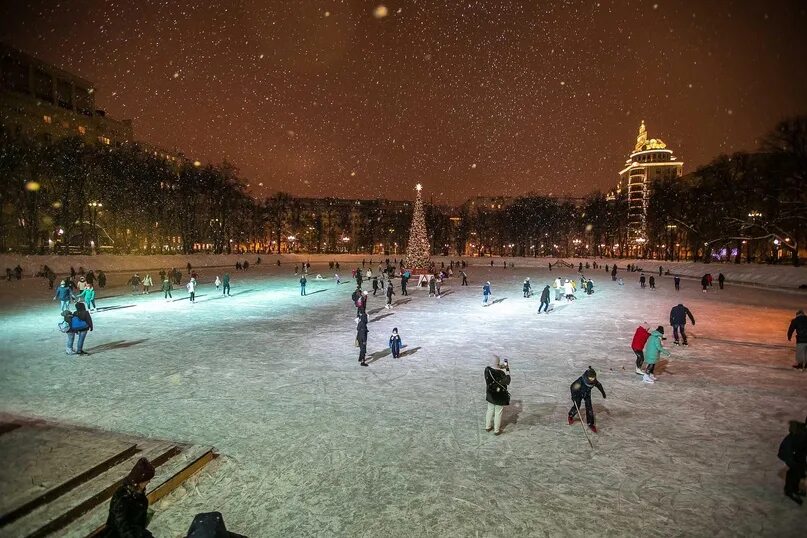 Каток на чистых прудах 2022. Патриаршие пруды Москва каток. Каток на Патриарших 2022. Чистые пруды Москва каток. Катки москвы сейчас