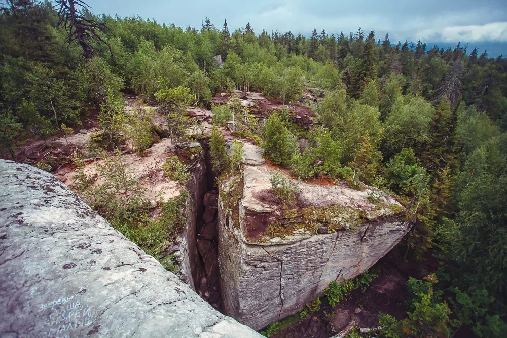 каменный город саяны. вход в каменный город. тропа каменный город. пермский край скалы каменный город. каменный город пермский край чертово городище.