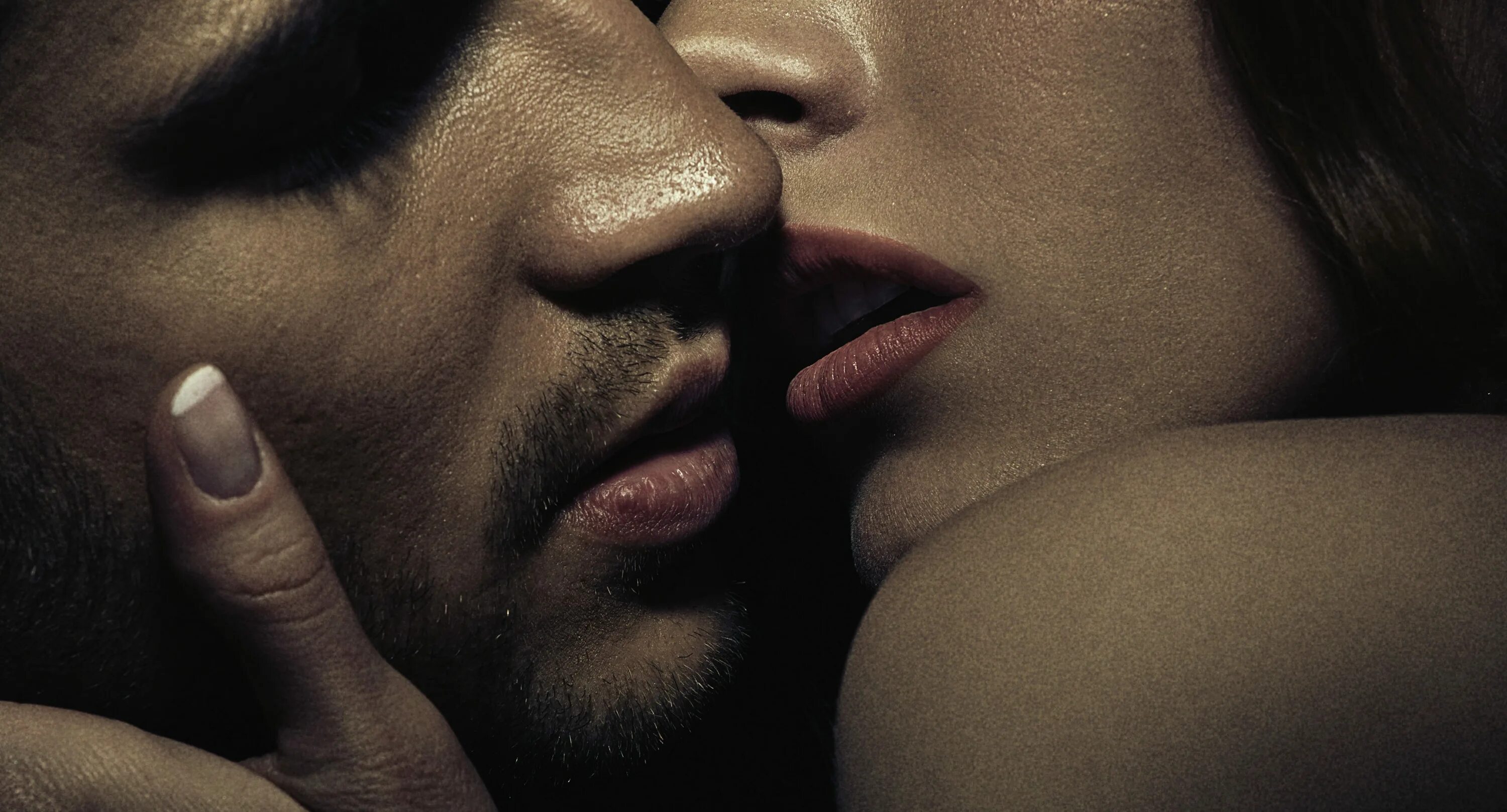 страсть и любовь между мужчинами. страстные объятия. страсть и любовь между мужчинами. любовные страсти. мужчина и женщина.