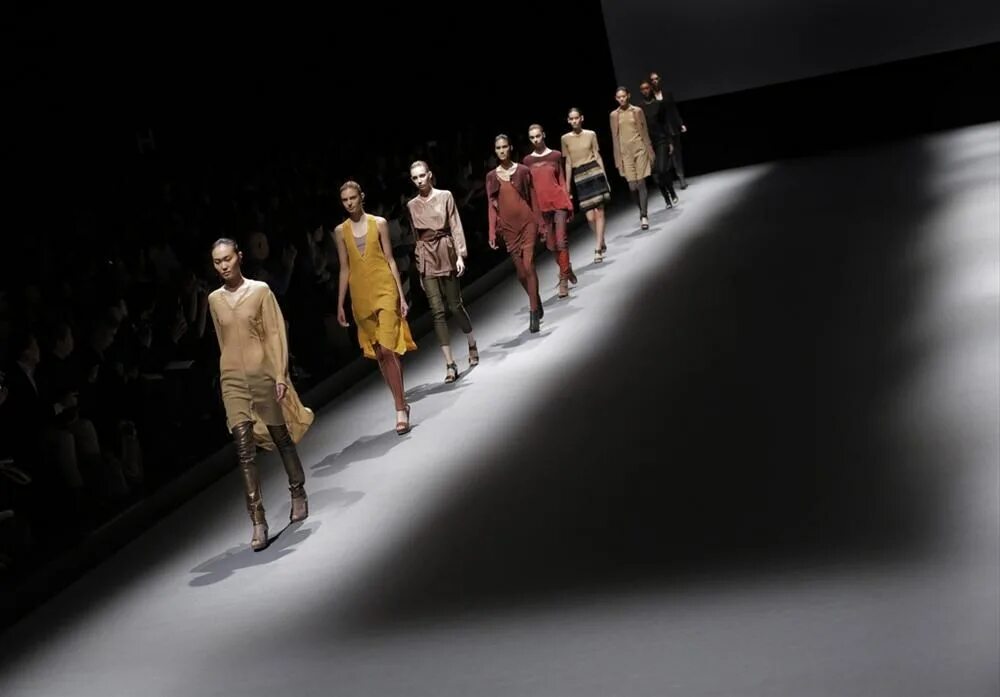 Mercedes benz fashion week 2019 москва. And one fashion show. Кристиан диор показ. Мерседес бенц фэшн вик раша. Кендалл дженнер на подиуме.