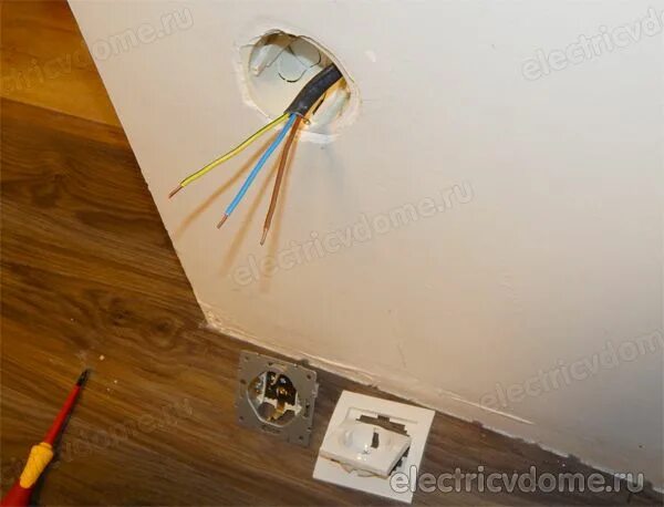 Почему перестала работать розетка. Почему перестала работать розетка. Розетка с повреждениями. Неисправная розетка. Расплавилась розетка.