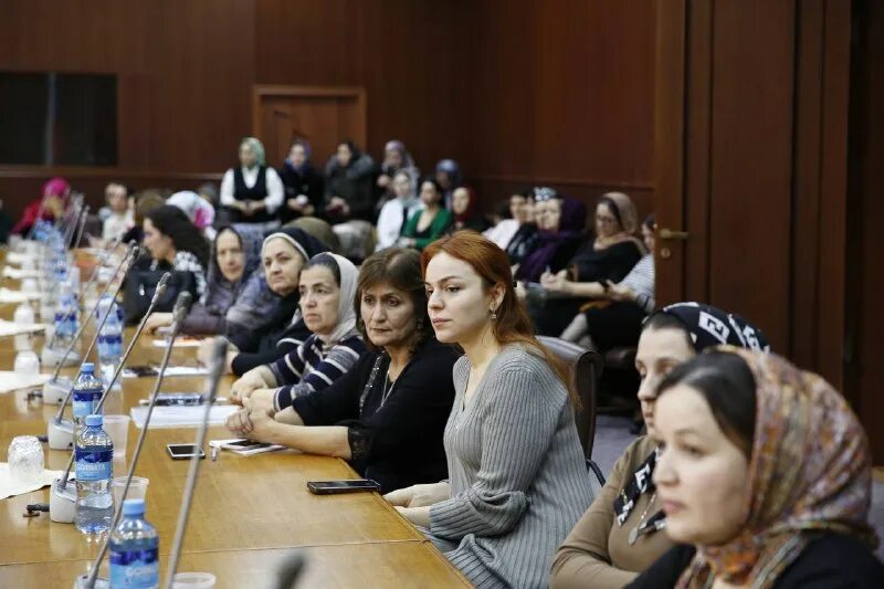 Ольга михайловна управление образования махачкала. Сайт управления образования махачкалы. Начальник управления образования махачкалы тагир мансуров. Начальник управления образования махачкалы. Управление образования г махачкала.