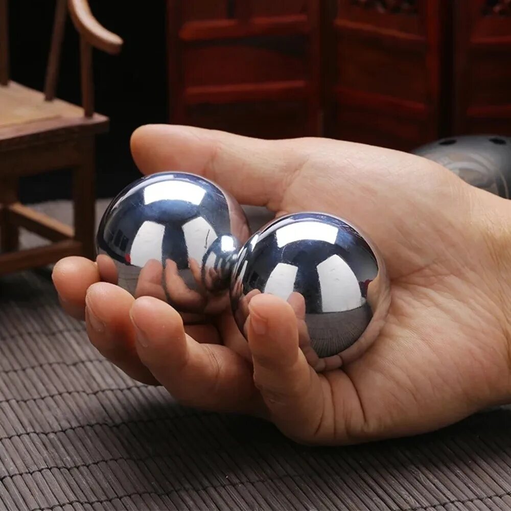 Катает по полу шар. Металлический шарик. Металлические шары для рук. Китайские металлические шары для рук. Шары для медитации.