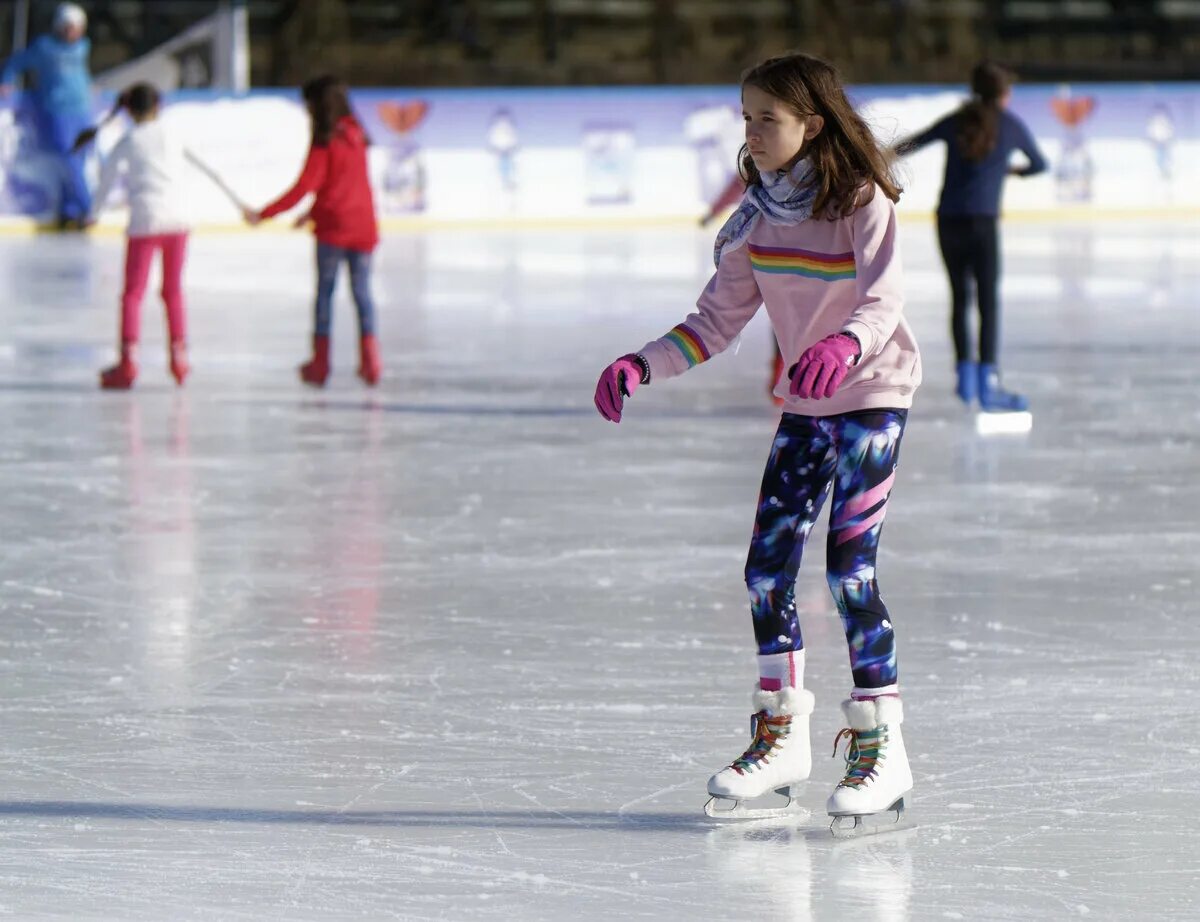 Лед коньки каток. Каток Льдинка Митино. Каток Омск Киселева. Каток Родина Киров. Ice Rink каток.