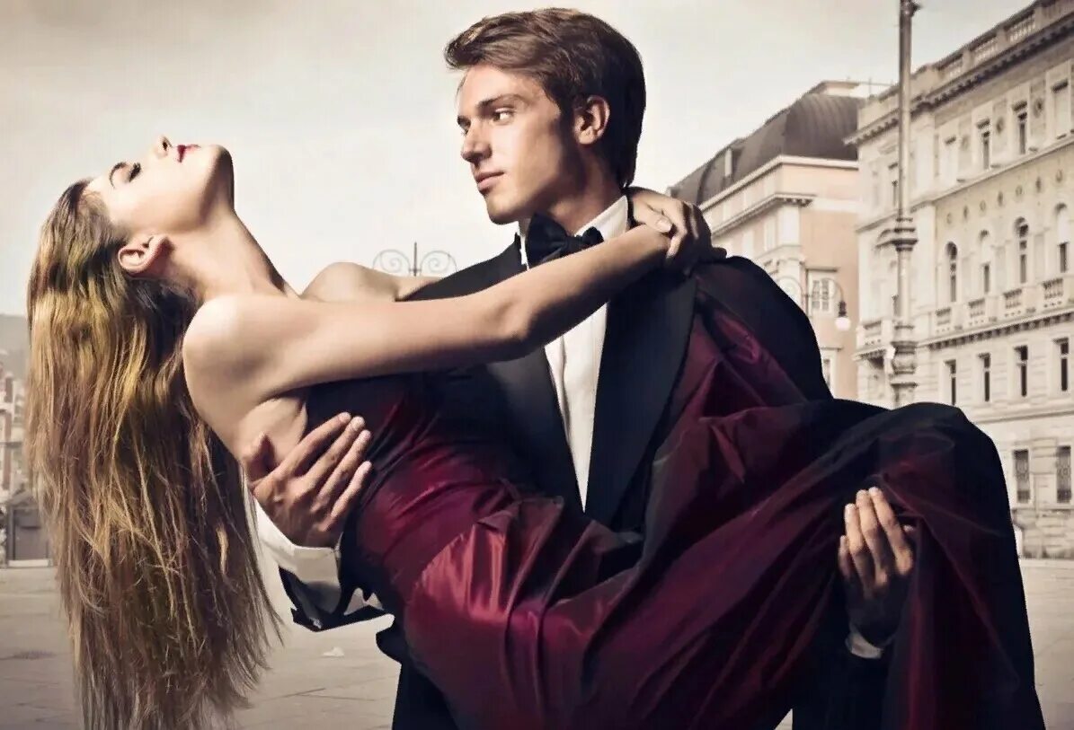 девушка и мужчина. мужчина несет женщину на руках.