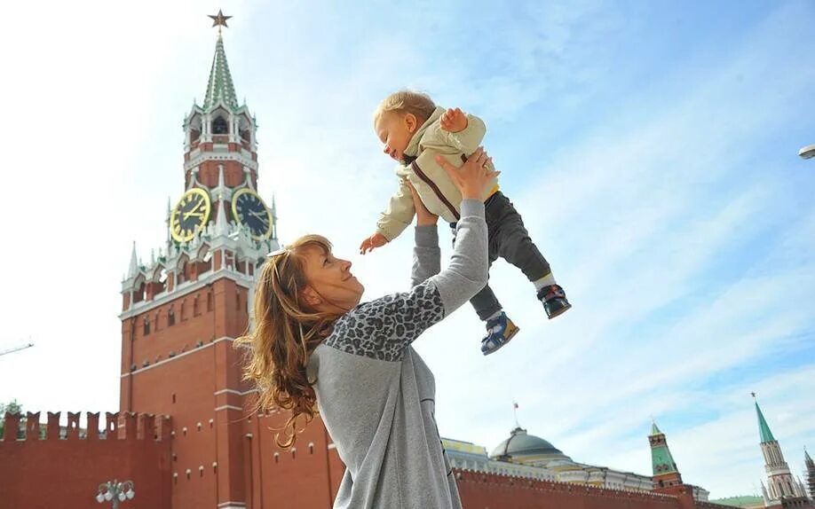Молодые мамы москвы. Красная площадь для детей. Семья с ребенком на красной площади. Москва для детей. Дети на фоне Кремля.