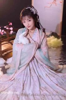 推 特 57 万 粉 网 红 女 神 一 只 云 烧 Buckycloud 最 新 OF 订 阅 福 利.