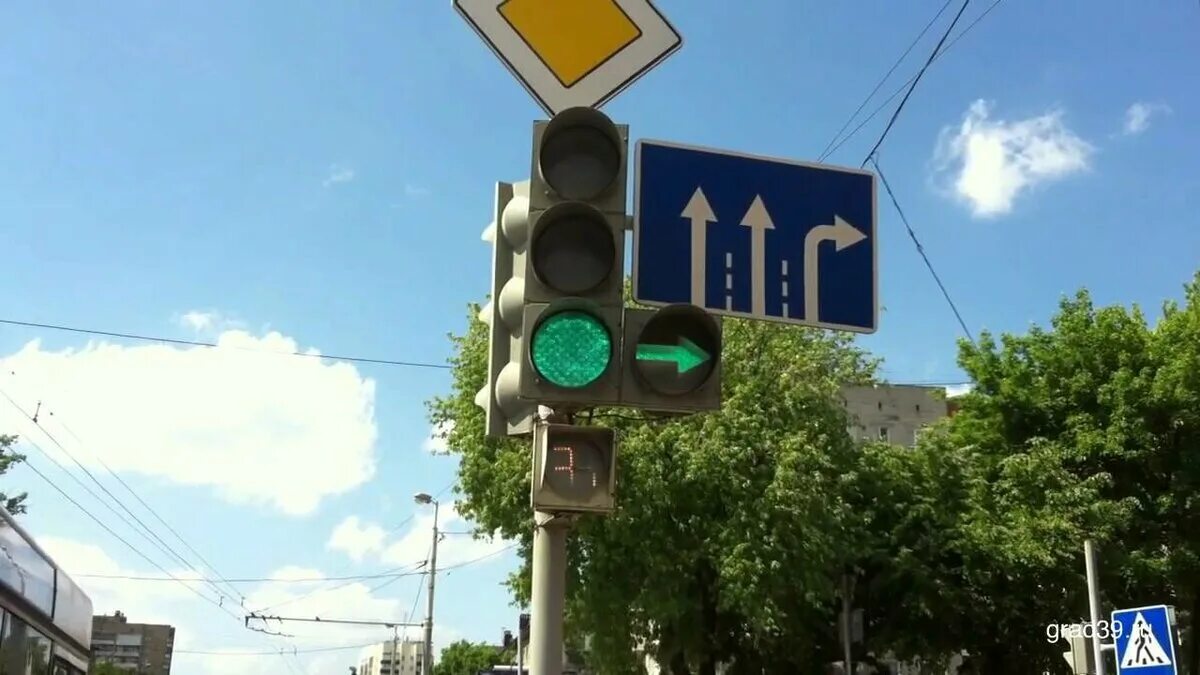 В каком горит зеленая. Светофор с дополнительной секцией. Зеленая стрелка светофора. Светофор с доп стрелкой. Светофор со стрелкой направо.