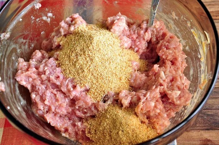 Что добавляют в мясной фарш для котлет. Фарш с сухарями панировочными. смешивание ингредиентов для котлет. сырой рулет в панировочных сухарях. что добавить в фарш для котлет.