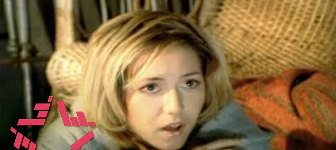 Клип куда уходит. Куда уходит детство. Женщина вспоминает детство. Куда уходит детство клип. Виа сливки куда уходит детство.