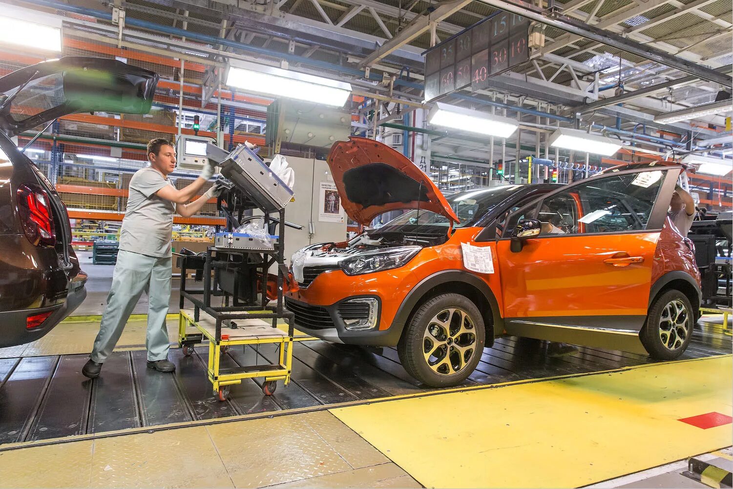 Автозавод сборка автомобилей. Московский завод Renault. Завод Renault в Москве. Завод Автофрамос Рено. Renault АВТОВАЗ.