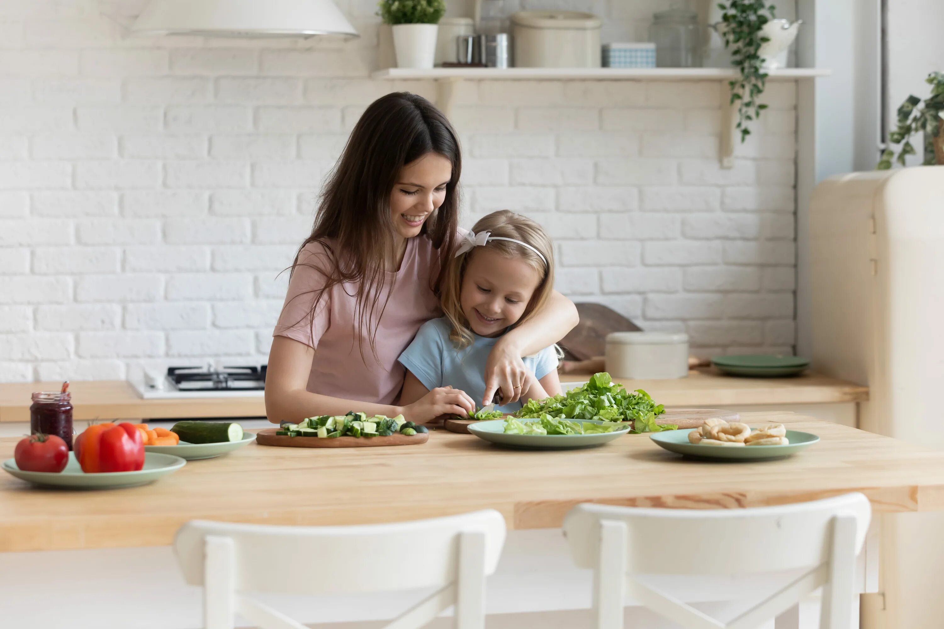 Мама на кухне. Мама учит дочь готовить. Mother and child in the Kitchen. Спортивная мама на кухне. Маму на кухонном столе