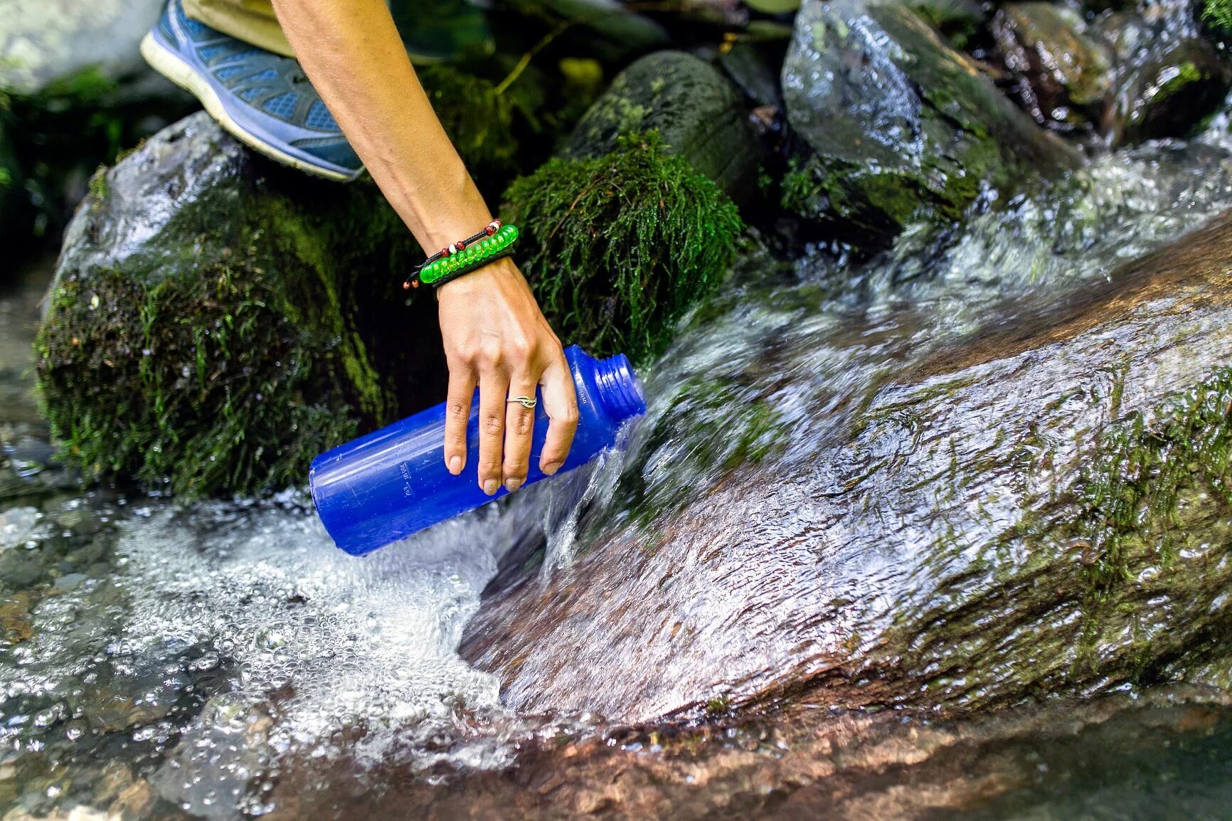 Вода в походе. Питьевая вода в лесу. Брать воду из ручья. Пьет воду из реки. Где набрать питьевую