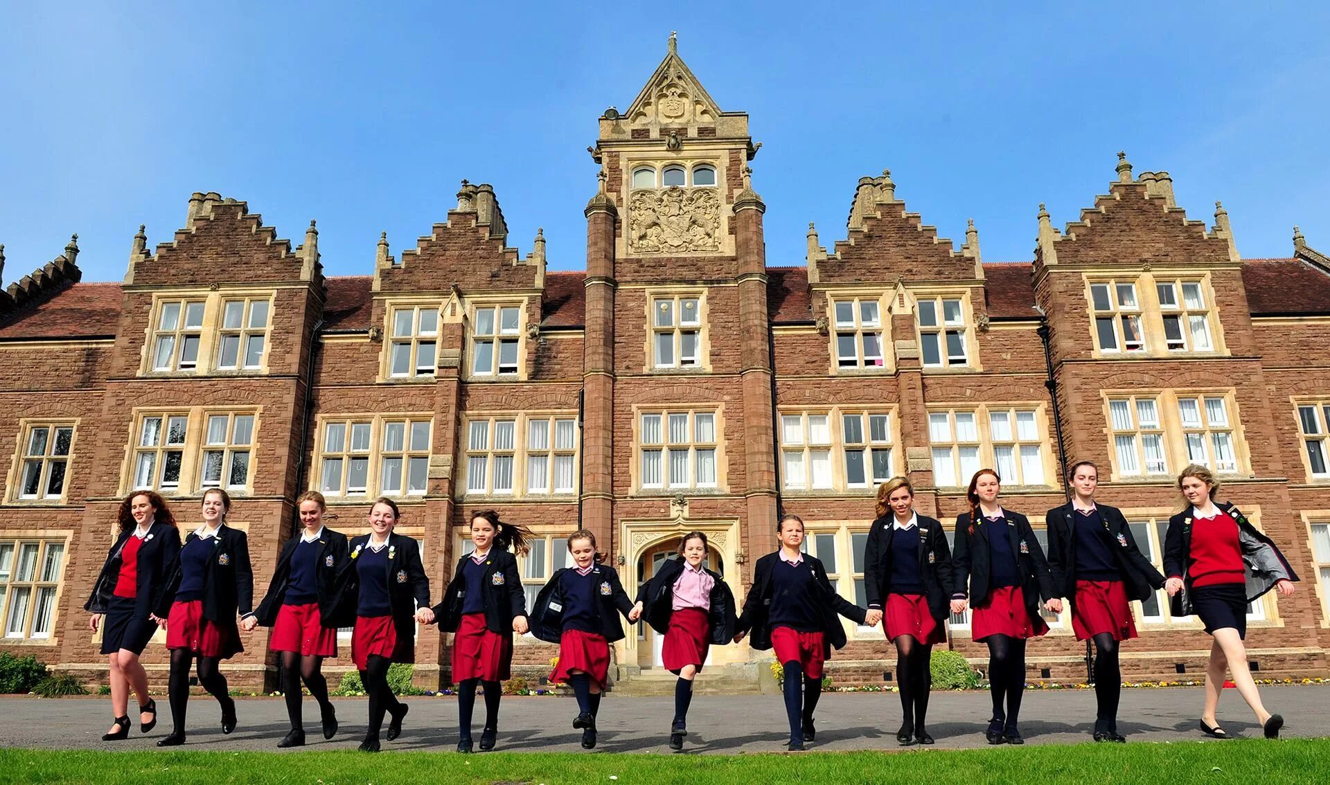 Children in britain school. Самерхильская школа Великобритания. Макстон Холл школа в Англии. Meadowbank школа в Англии. Система образования в Великобритании средняя школа.