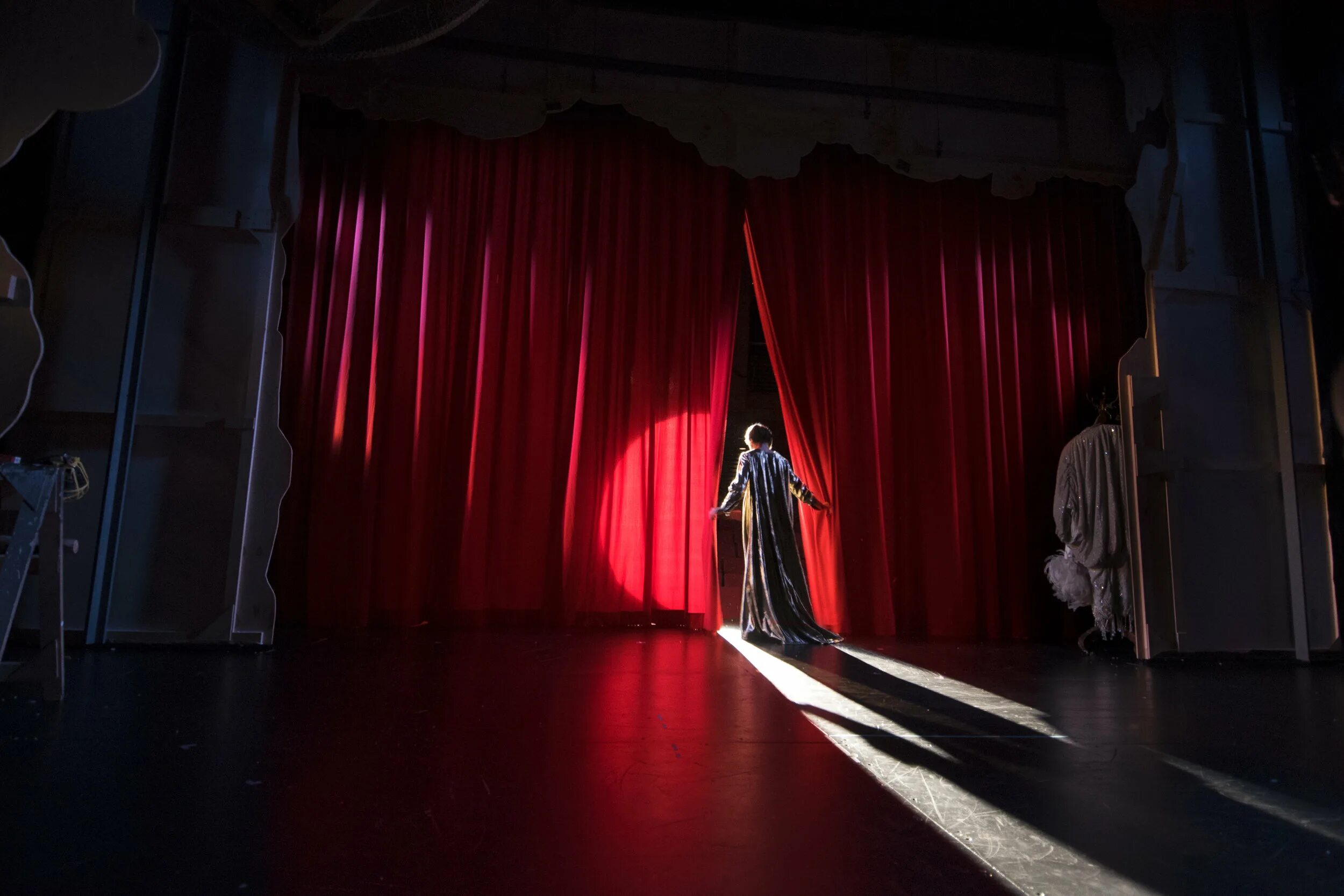 Красный занавес. Сцена для водевилей. Тюз пермь спектакли. Сцена театра. Мюзикл «the lord of the rings».
