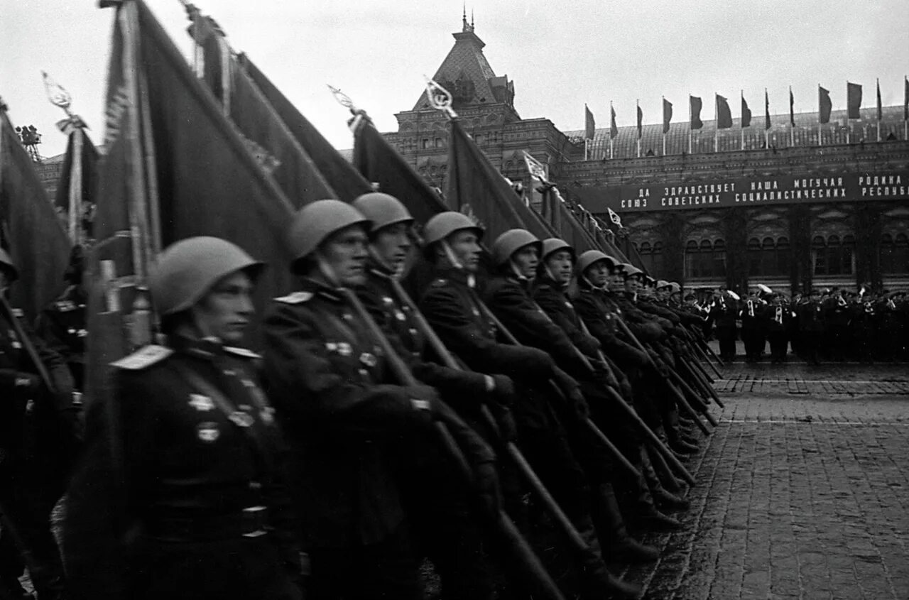 Парад в сорок первом. Знаменосцы на параде Победы 1945. Парад Победы СССР 1945. Кадры советского парада Победы 1945.