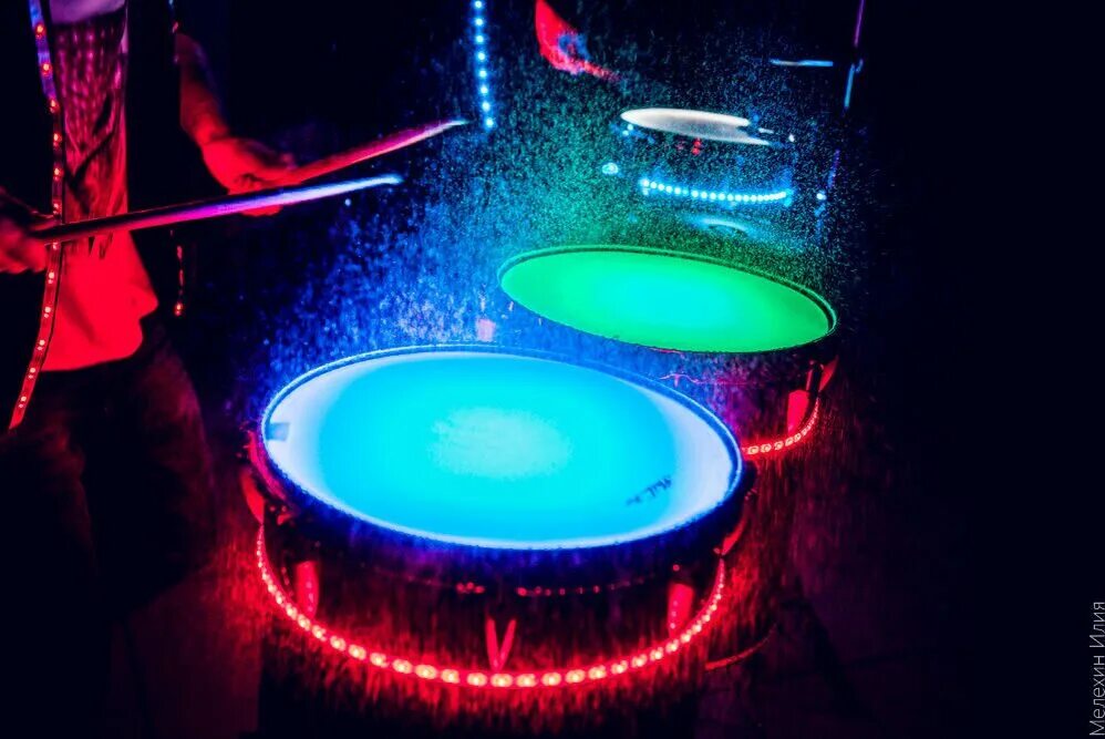электронные светящиеся барабаны своими руками. красивые барабаны. светящийся барабан. Deathstep drum kit. шоу светящиеся барабаны с водой.