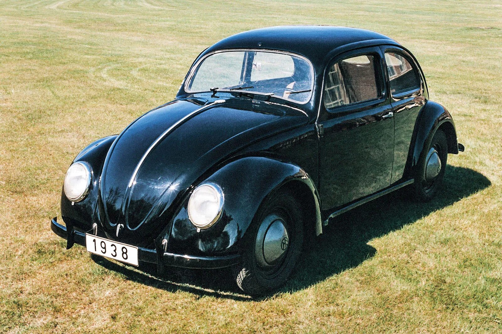 1 автомобиль фольксваген. Фольксваген Битл 1938. Volkswagen Käfer – «Жук». 1946. Фольксваген Жук 1938. Volkswagen Käfer Жук Beetle.