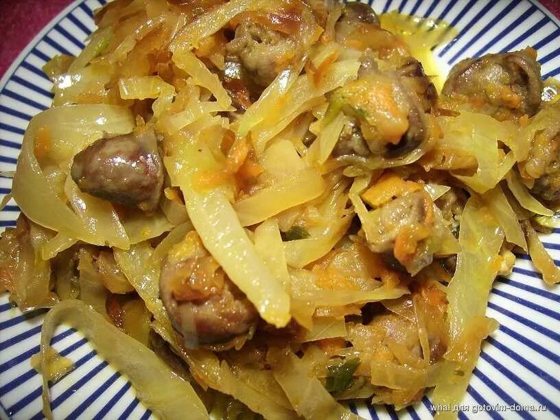 Как вкусно приготовить куриные желудки и сердечки. Тушеная капуста с куриными сердечками. куриные желудки с капустой. тушеные куриные желудки. куриные сердечки с капустой.
