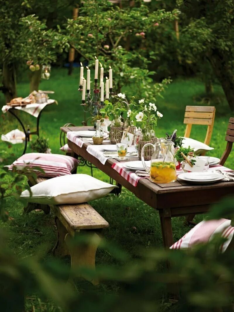 Пикник на улице. Украшение стола на природе. Столик в саду. Праздничный стол на природе. Летняя сервировка стола на даче.