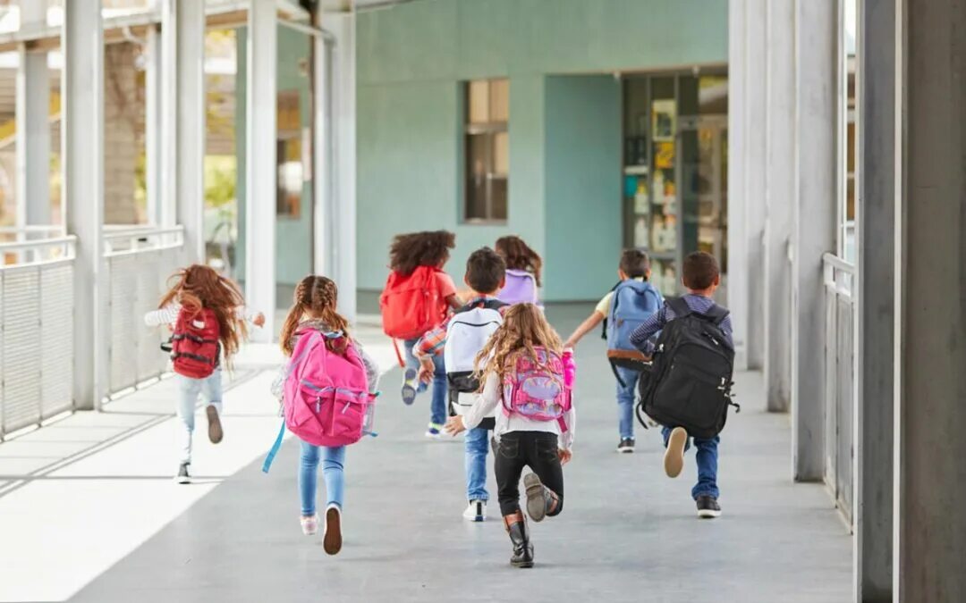 Дети идут из школы. Дети улицы. Школьники на перемене фото. Дети бегут в магазин. Дети идут в школу.