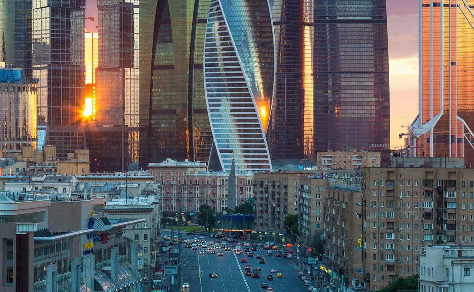 Какие здания в россии. Москоу Сити улица. Москва Сити и 5 этажки. Москва Сити 2024. Москоу Сити и хрущевки.