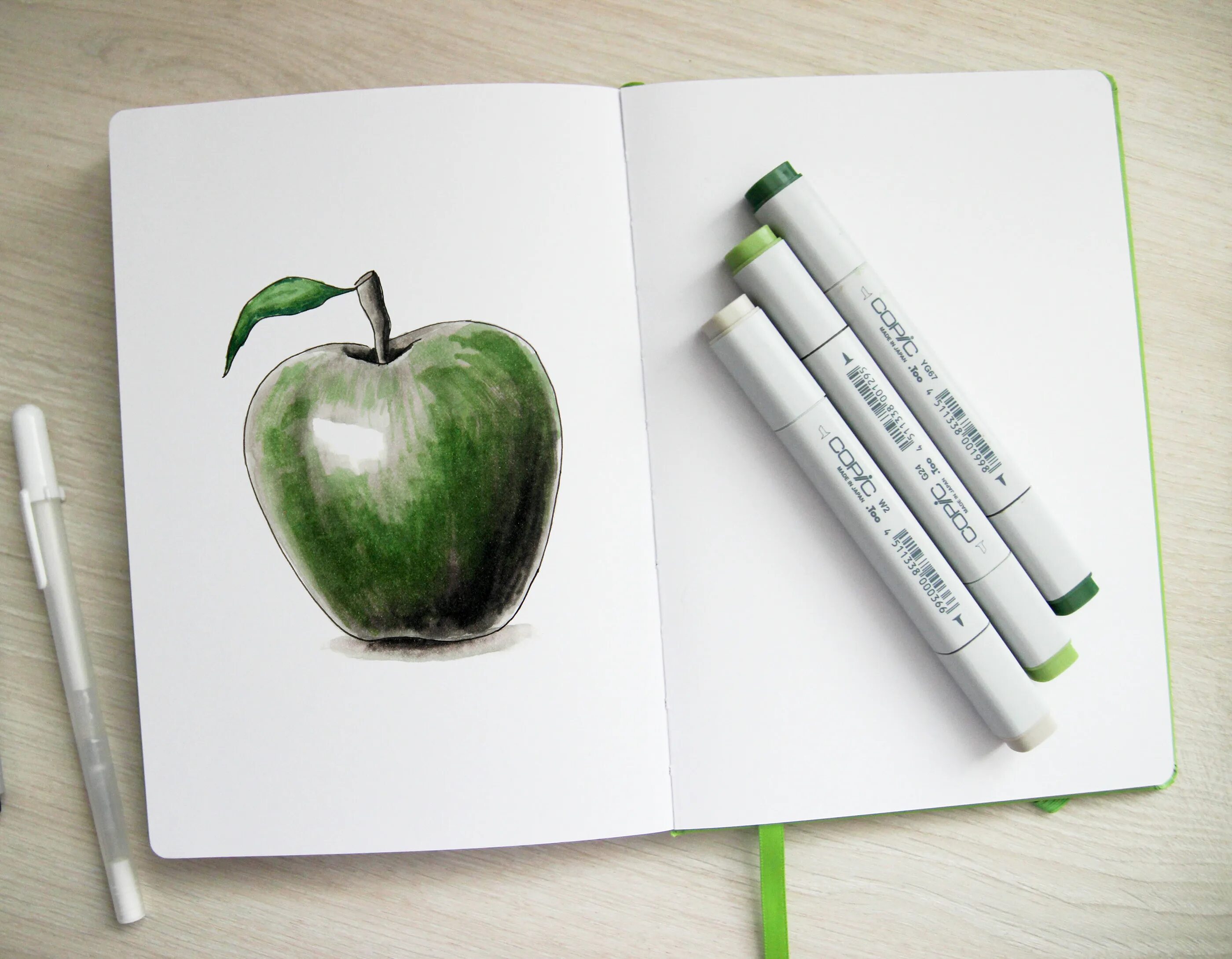 Скетчи маркерами. Открытки фломастерами. Яблоко маркерами легко. Яблоко скетчинг маркерами. Яблоко фломастерами.