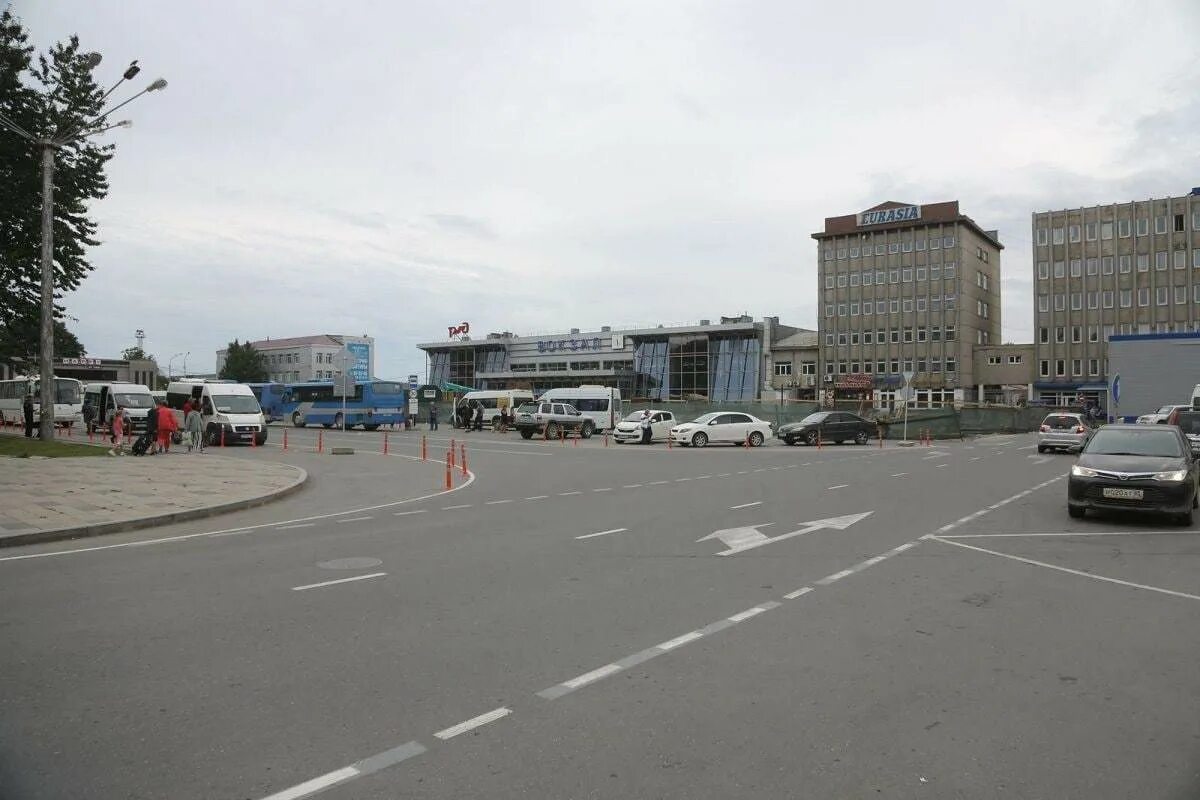 Погода в южно сахалинске в августе. Привокзальная площадь Южно-Сахалинск. Вокзальная площадь Южно Сахалинск. Транспортно-пересадочный узел Сахалин. Фотография Привокзальная площадь Южно Сахалинск.