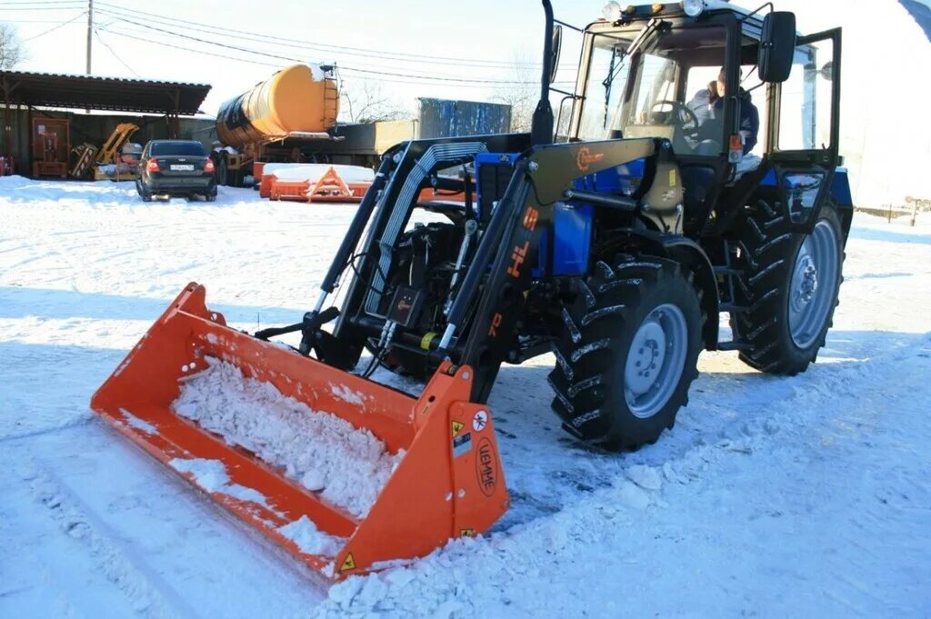 Купить ковш на мтз 82. Трактор МТЗ 82.1 С ковшом и щеткой. Отвал на МТЗ 82.1. Трактор МТЗ 82.1 (ковш+отвал+щетка). Трактор МТЗ 82..1 Беларус с куном.