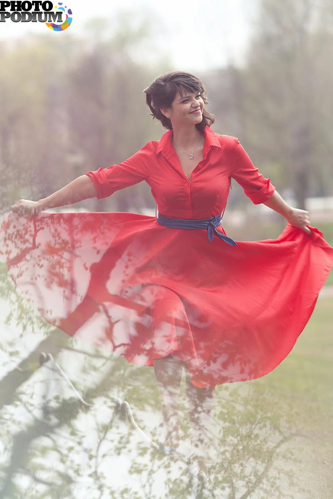 Мт летящей походкой. Женщина летит. девушка летящей походкой. девушка в платье летящей походкой. летящей походкой фото.