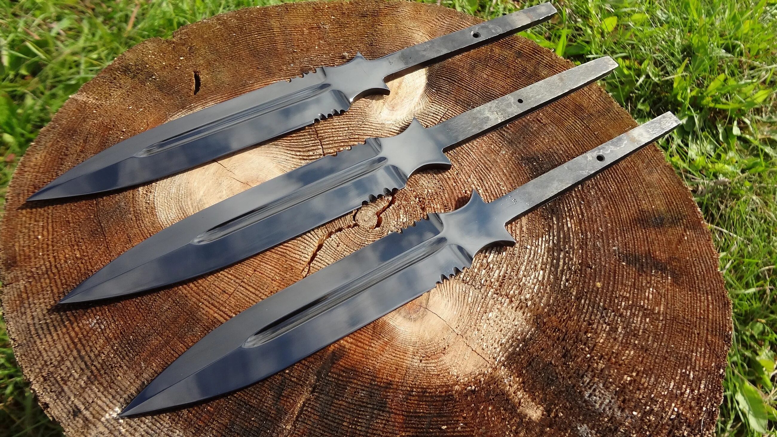 дола на военном ноже. оружие ножи.