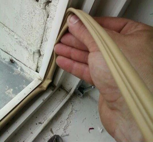 Поменять уплотнитель на пластиковых. Уплотнитель для пластиковых окон. уплотнитель на стеклопакеты. дополнительная уплотнительная резинка для пластиковых окон. уплотнители на стеклопакетах.