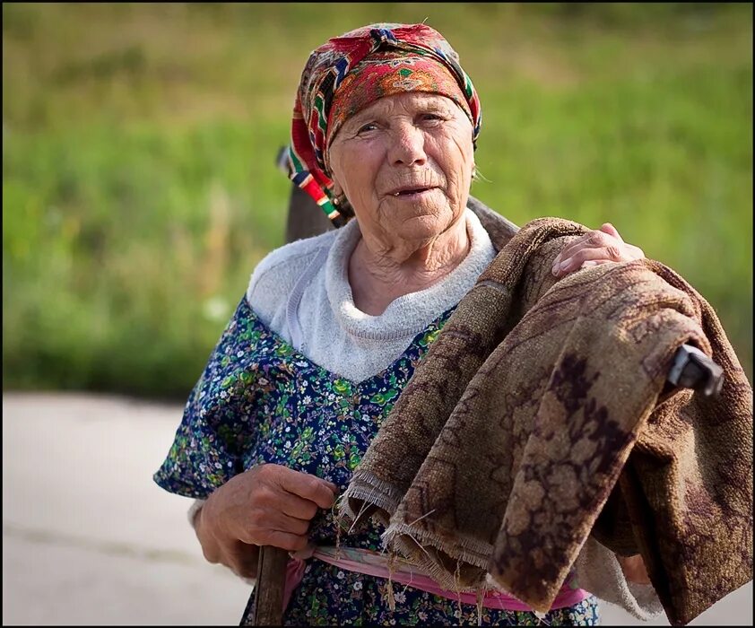 Бабушка село. Деревенская бабуля. Одежда бабка деревня. Красивая деревенская бабка. Красивые Деревенские пожилые женщины.