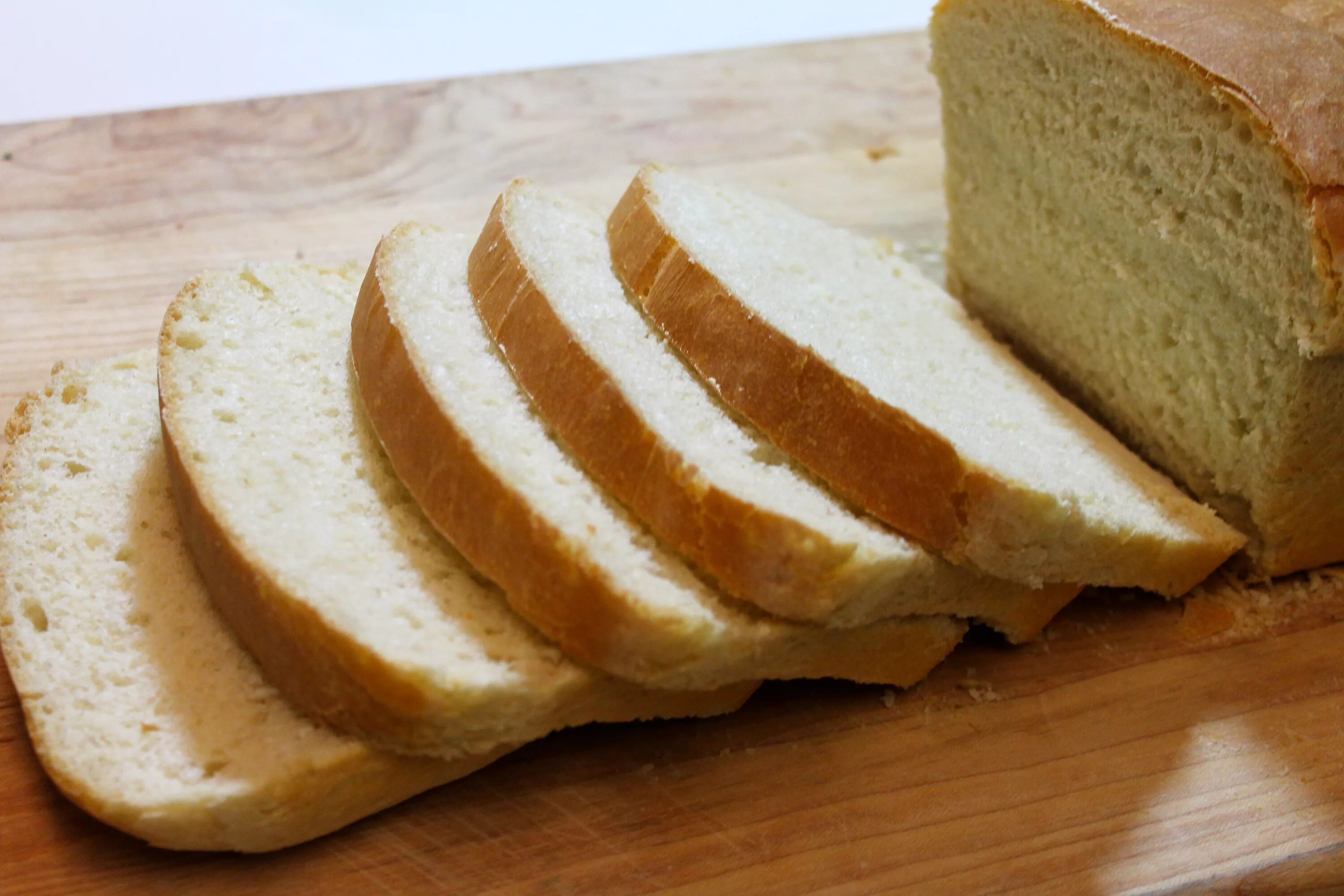 Хлеб с маслом. Хлеб пшеничный домашний. Белый хлеб в духовке. Белый пшеничный хлеб.