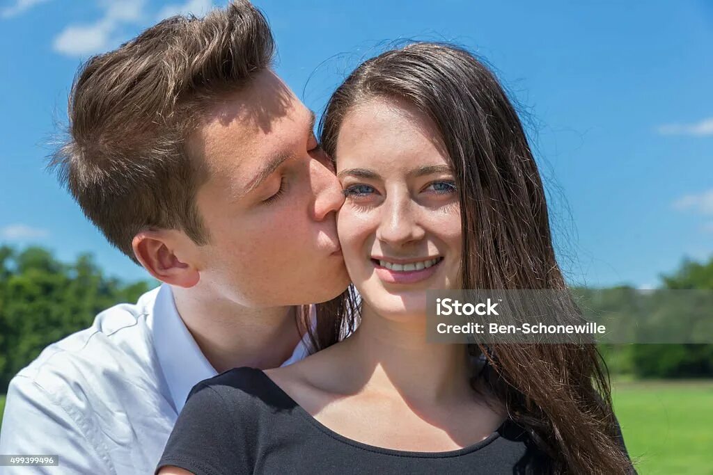 Как поцеловать девушку в щечку. Как поцеловать девушку в щечку. Как поцеловать девушку в щечку. Девушка целует в щеку. Девушка целует парня в щеку.