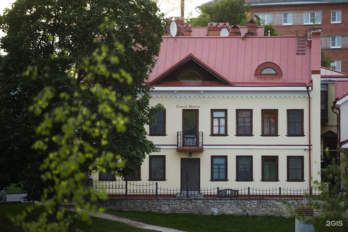 Береговая улица 5. Гостевой дом на Верхне-береговой Псков. Guest House Псков. Гест Хаус Псков верхняя Береговая. Гостевой дом Псков Верхнебереговая.