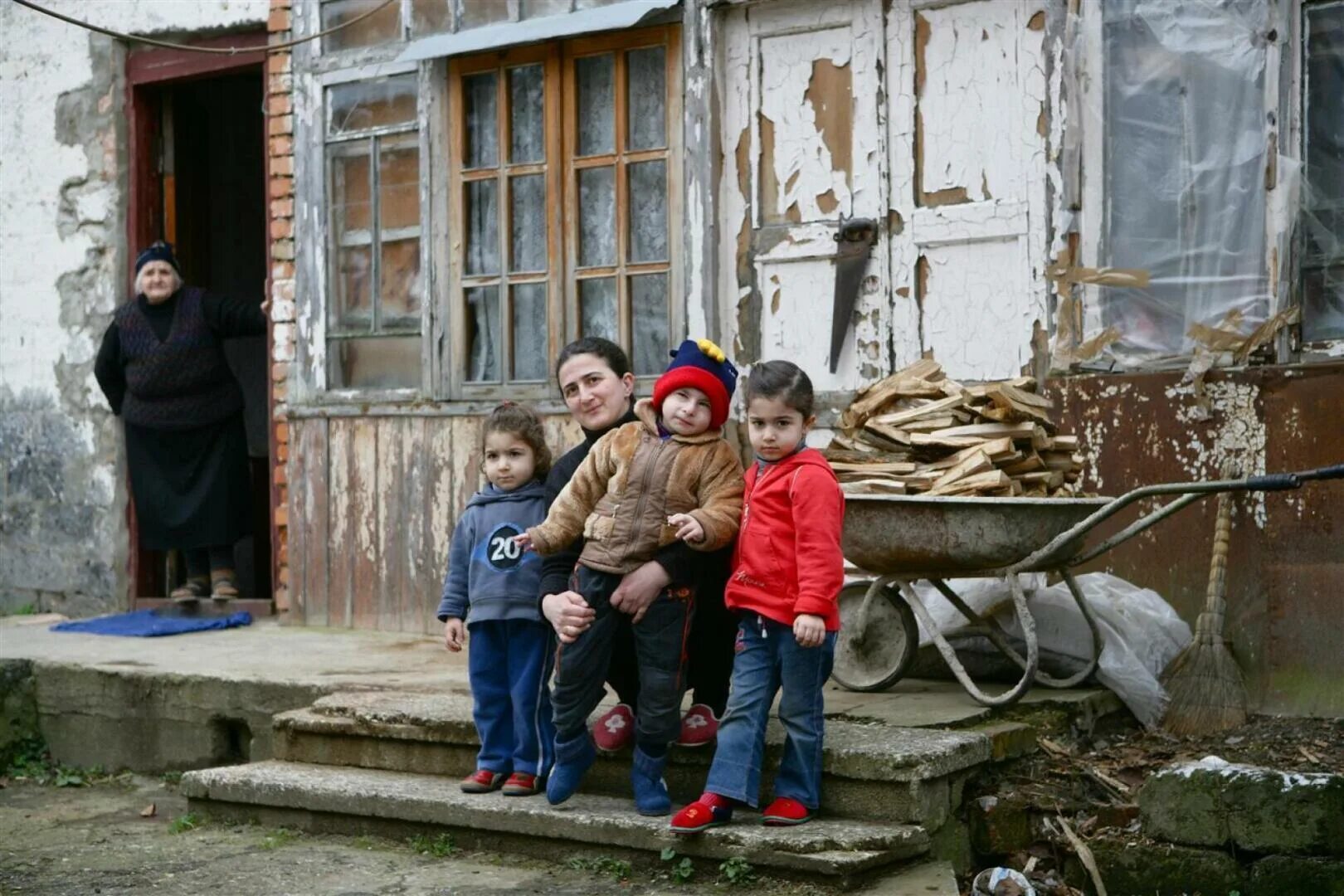 Бедные семьи с детьми. Нищие дети в России. Бедная семья жены