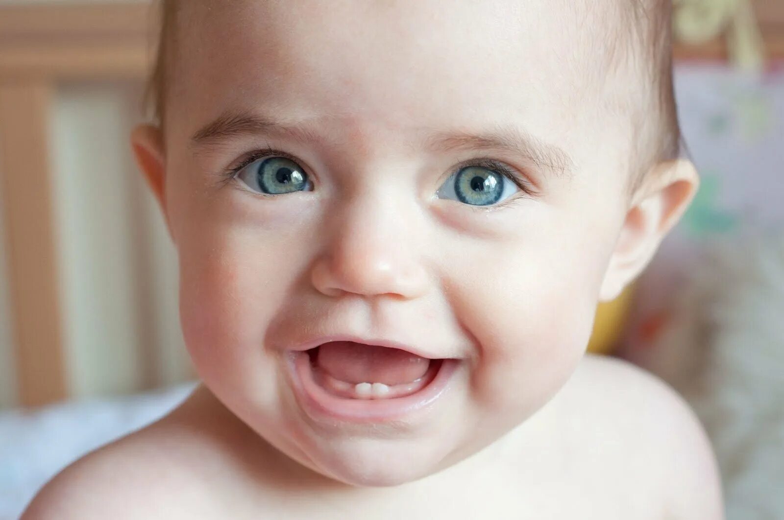 Первый зуб возраст. Улыбка малыша. Улыбчивый ребенок.