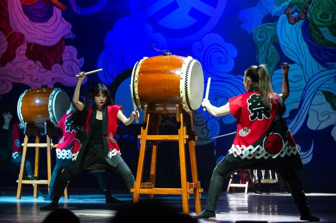 Выступление японцев на шоу в америке. Японское барабанное шоу taiko in- spiration. намахаге шоу.