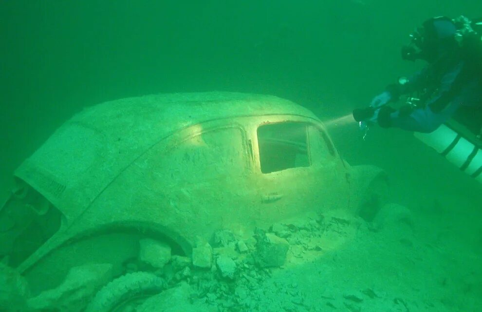 Их нашли на дне моря. Затонувшие машины. затопленные автомобили. автомобиль под водой. затонувшие машины на дне.