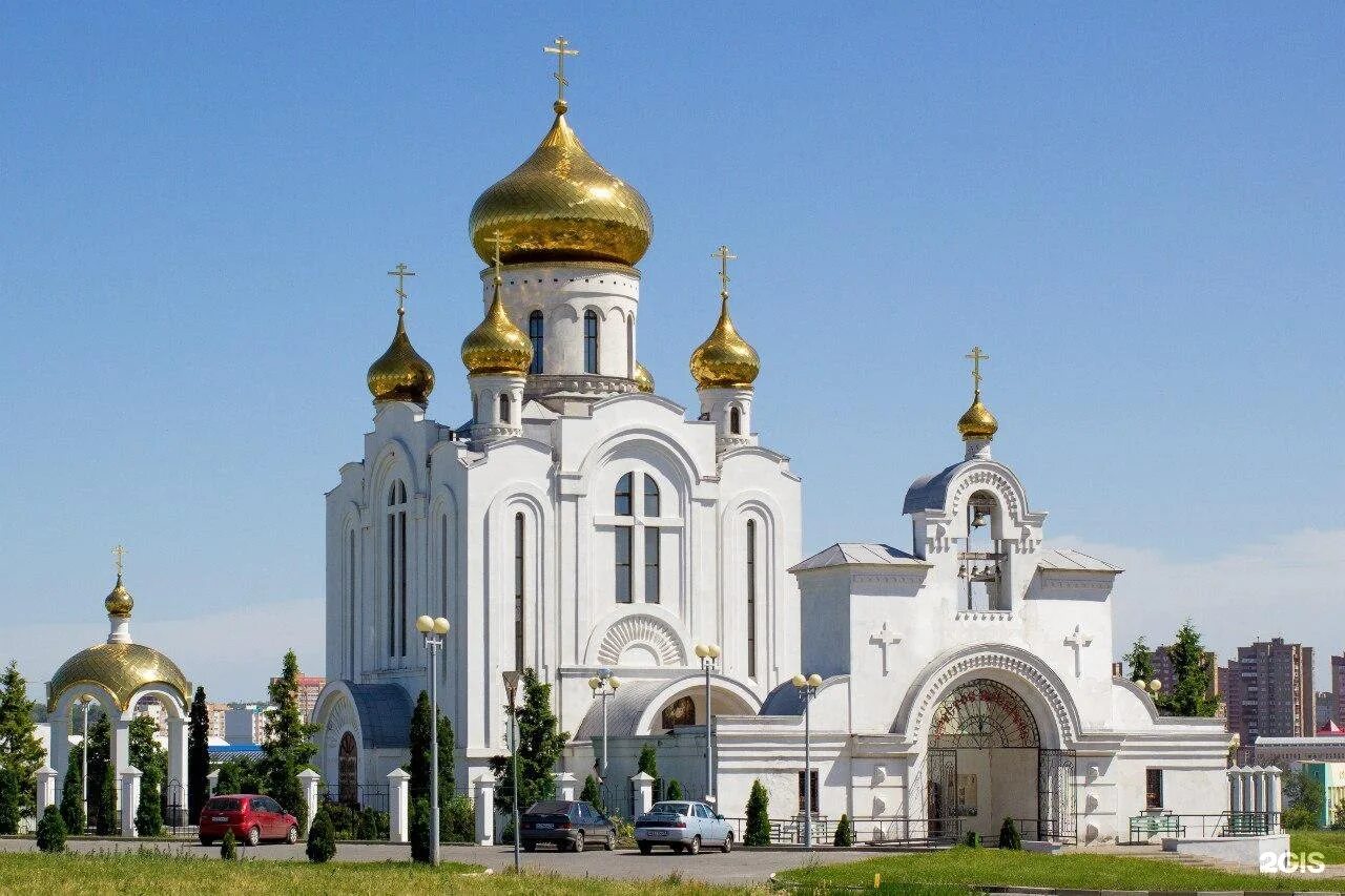 Старый оскол православный. Храм Рождества старый Оскол. Белый храм старый Оскол. Храм Рождества Христова старого Оскола. Церковь старый Оскол Рождественский.