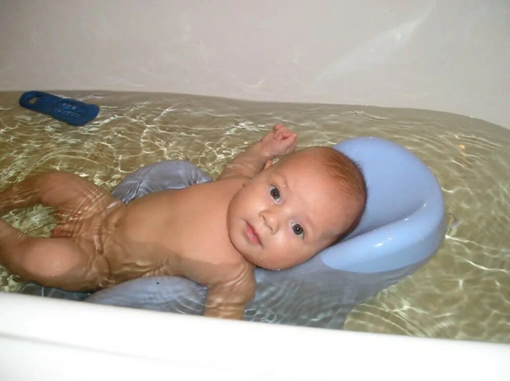 Маленькие дети купаются в ванной. Купаем мальчишек. Писечки купающихся деток. Купание ребенка в 11 месяцев. Купание 2 месяца