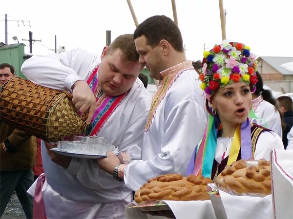 Хохол есть наибольший. Горилка украинская. Украинцы за столом. Хохлушка с салом. Украинец с горилкой.