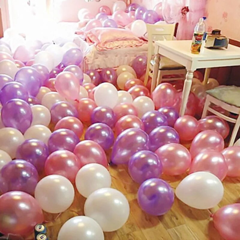 Сто шаров. Шары в комнате. Воздушные шары в комнате. Комната в шарах. Комната с шариками.