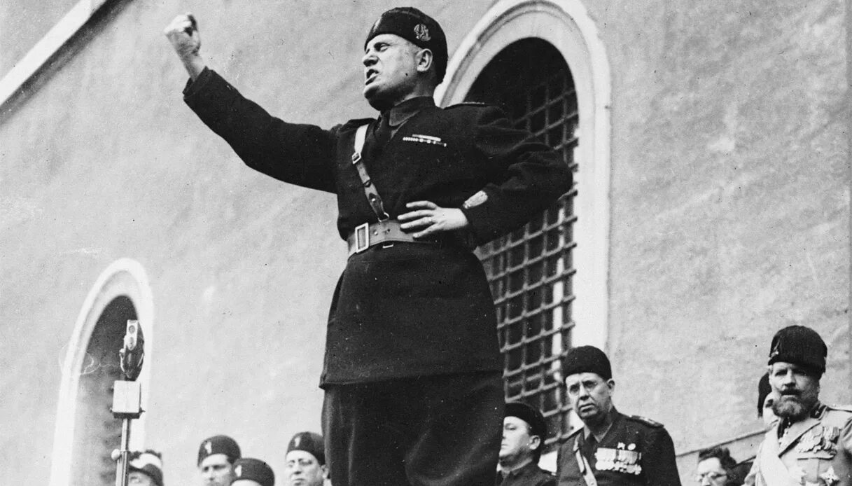Муссолини какой режим. Бенито муссолини 1919. бенито муссолини выступает. бенито муссолини речь. бенито муссолини арест.