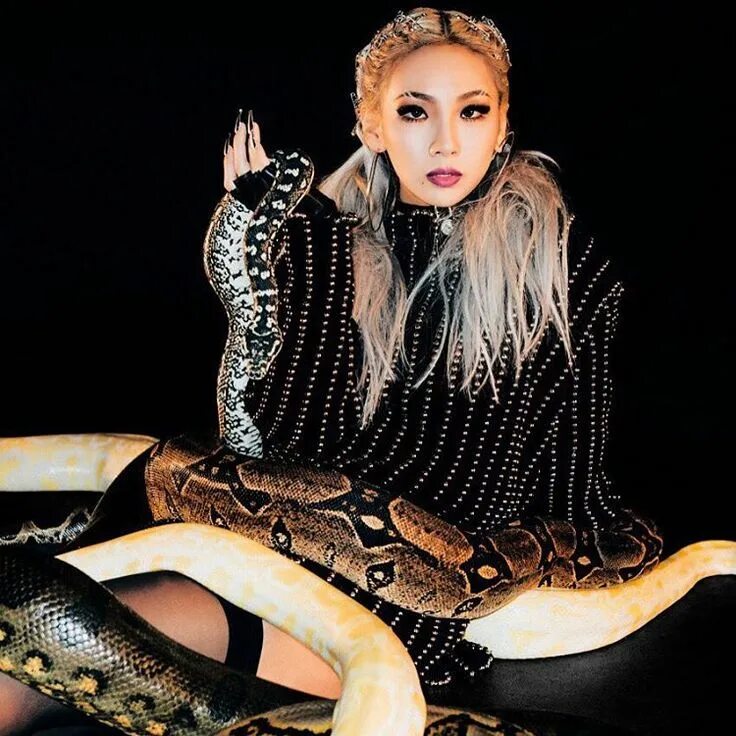 Cl hello. 2ne1 ли Черин. CL 2ne1 шуба. CL 2ne1 hello. CL 2ne1 Королева.