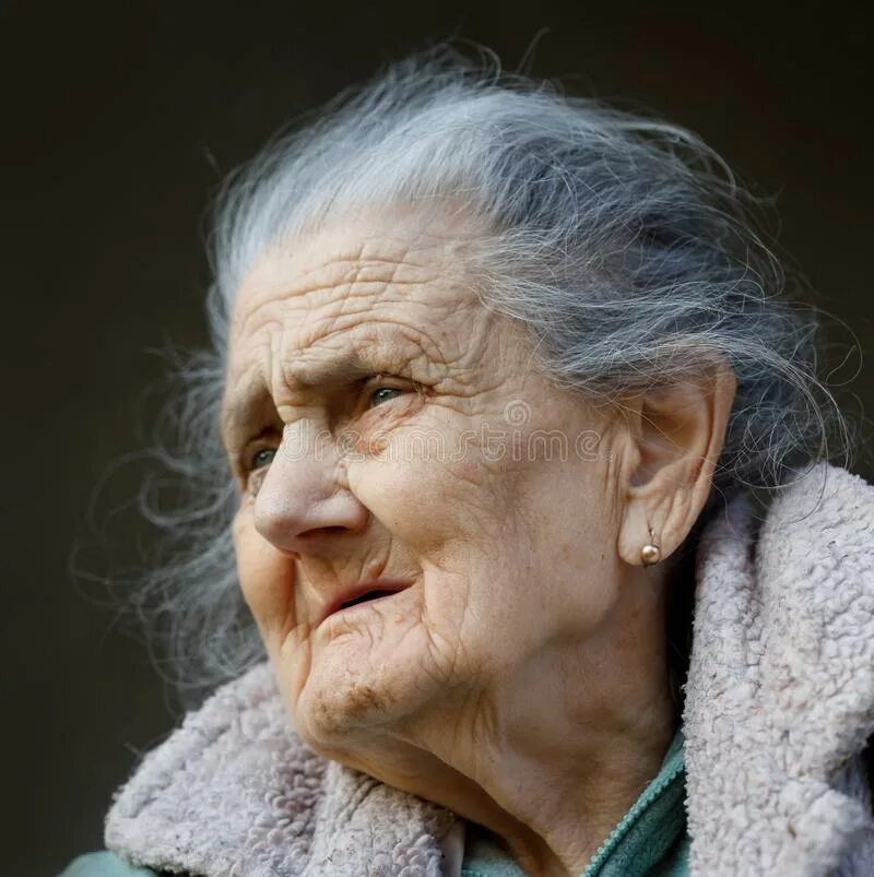 She was very old. Женщина 89 лет. Морщинистое лицо англичанки. Фото старой морщинистой женщины. Старая подавленная женщина.